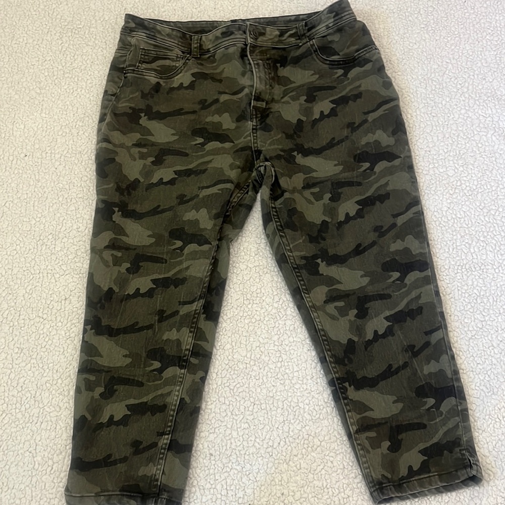 🔵Size 16 Camo Capris